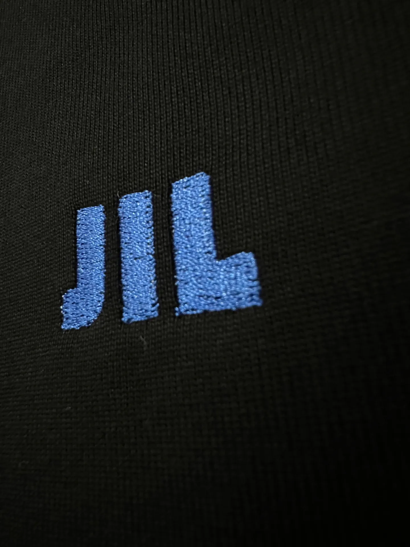 ￼-Summer New Arrival heavyweight 400g short-sleeved Jil sander Jil sander 26ss JIL letter embroidered short-sleeved T-shirt Fabric: Made of high-definition super heavyweight cotton double yarn compact Xinjiang cotton, weight 400g, with 2*2 Salona rib 420g, clean cloth surface, clear cloth texture, tight feel, stiff, high color fastness, no change in shape, no Color Change, custom hardware, thread Accessories, version and position, men and women, Same Style -Color: Black White -Size: XS S M L XL